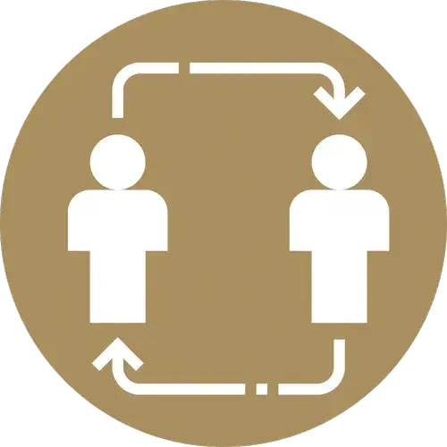 Icône représentant deux personnes reliées par des flèches, symbolisant le transfert d’entreprise, la relève organisationnelle, et l’accompagnement dans la gestion de transition et le développement professionnel.