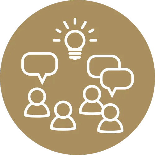 Icône représentant un groupe de personnes échangeant des idées avec une ampoule symbolisant l’innovation, illustrant le lancement de nouveaux services, la formation d’équipes et le développement professionnel en entreprise.